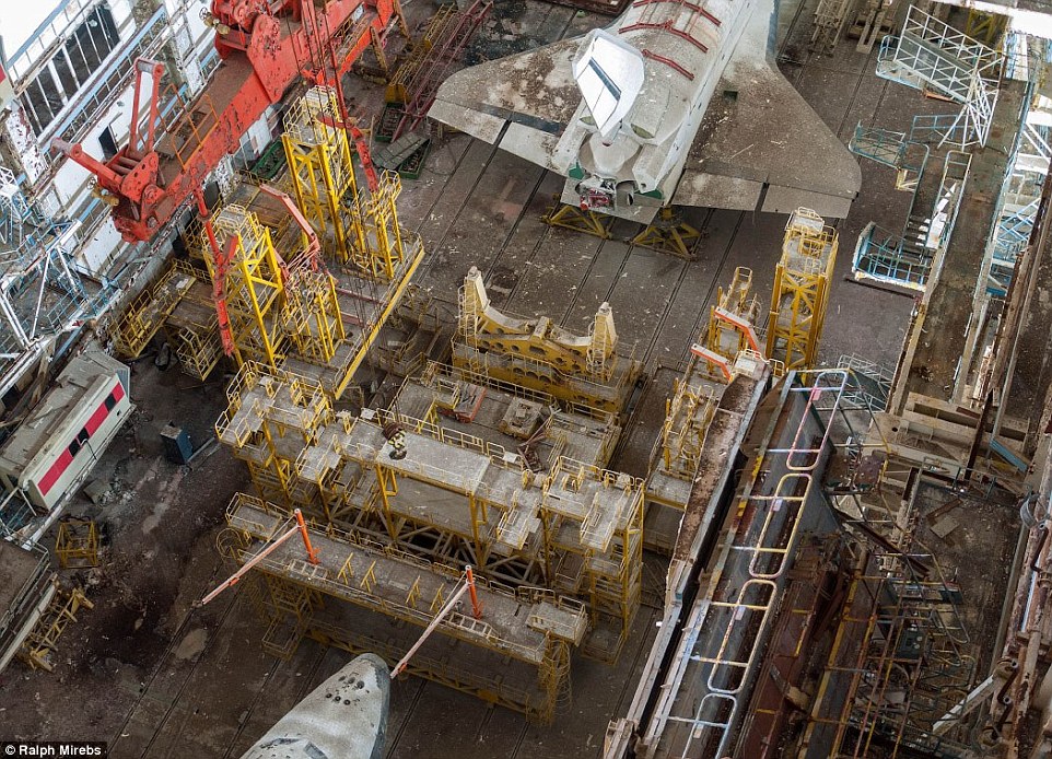 俄罗斯废弃航天飞机机库曝光 见证冷战美苏争霸