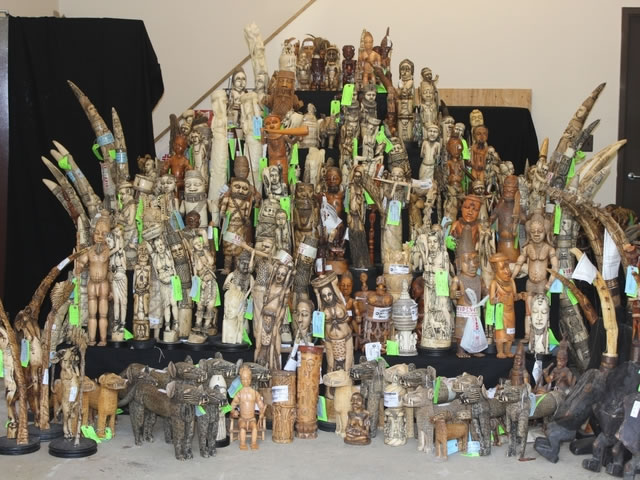 一台工业碎石机在时报广场粉碎了1吨未经加工与雕刻过的象牙