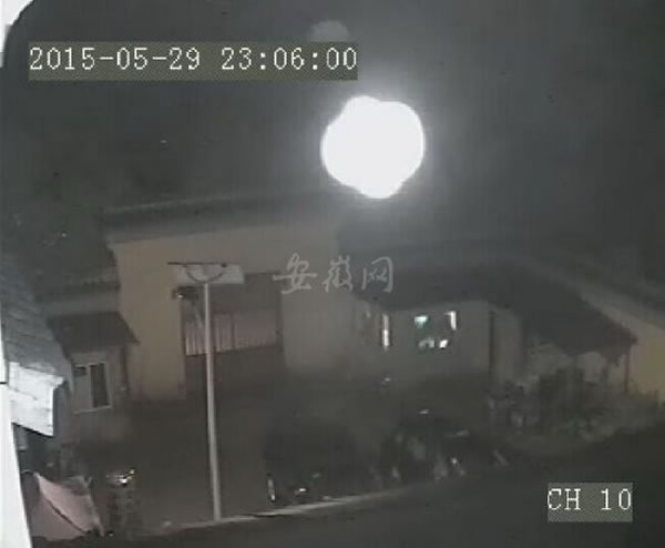 淮南八公山白塔寺内，监控摄像头深夜拍到不明飞行物(UFO)