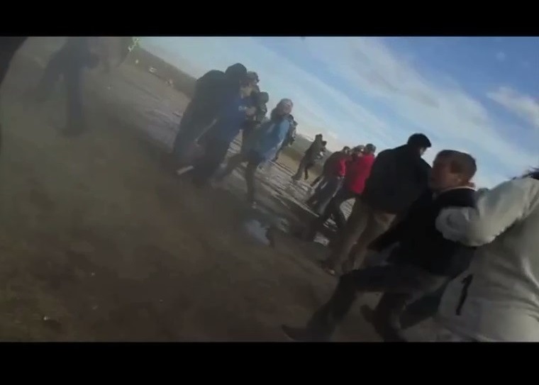 喷泉大喷后,附近游人四处乱窜。