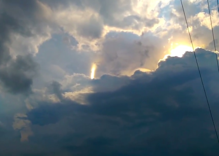 其中一道黄光柱特别耀眼。