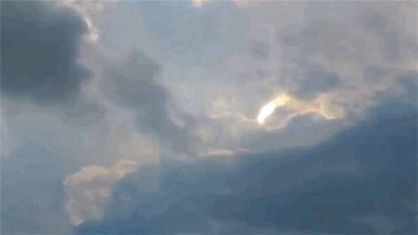 UFO出现?美国印第安纳州天空出现一道神秘光柱在云际来回摆动