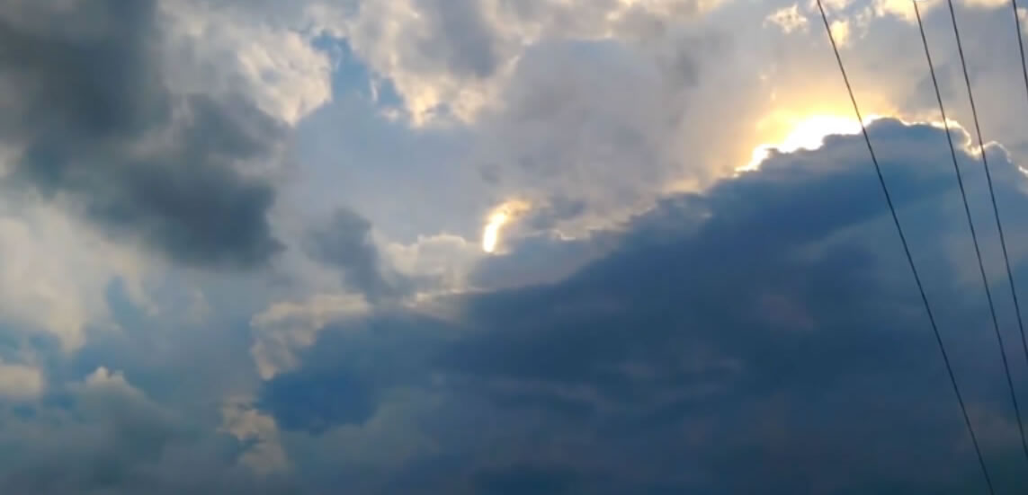 UFO出现?美国印第安纳州天空出现一道神秘光柱在云际来回摆动