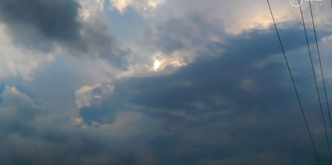 UFO出现?美国印第安纳州天空出现一道神秘光柱在云际来回摆动