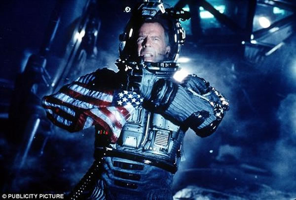 在1998年的美国科幻大片《世界末日》中,布鲁斯·威利斯饰演的主角必须登陆威胁地球的小行星并使用核武器将其摧毁,从而拯救世界