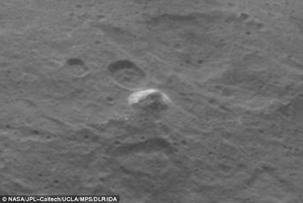 将图片放大,可以更清晰地看见这座金字塔形山体细节部分,但是山体的起源和构成仍是一个谜。这些图片是“黎明”号飞船在其第二地图绘制轨道上拍摄到的,该轨道距离谷神星高