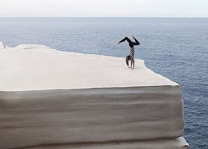 不少游客在豆腐岩边缘倒立