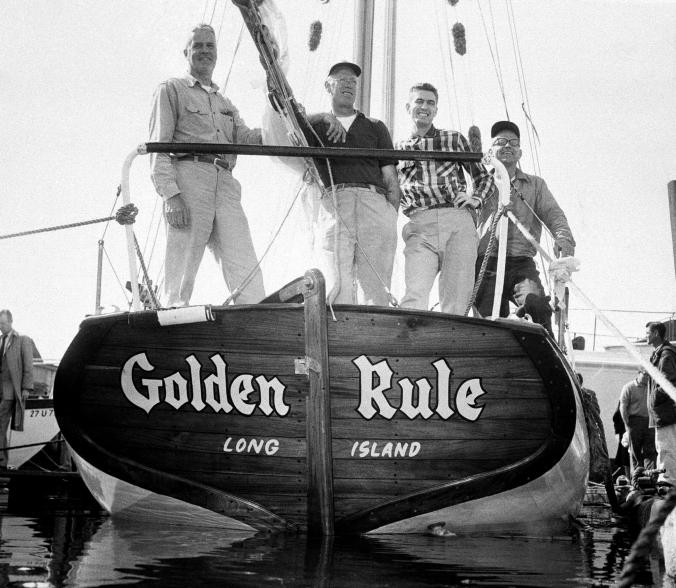 1958��3��25�գ��ƽ��ɺŵĴ�Ա�ڴӼ������������ܶ�Ⱥ������˵��Ա�֮ǰ�����������ա� Photograph by AP