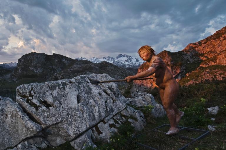 这张重建图所绘的是一个手持长矛的尼安德特女性。科学家知道现代人与尼安德特人曾经同住在欧洲,并且偶有杂交现象。 Photograph by Joe McNally