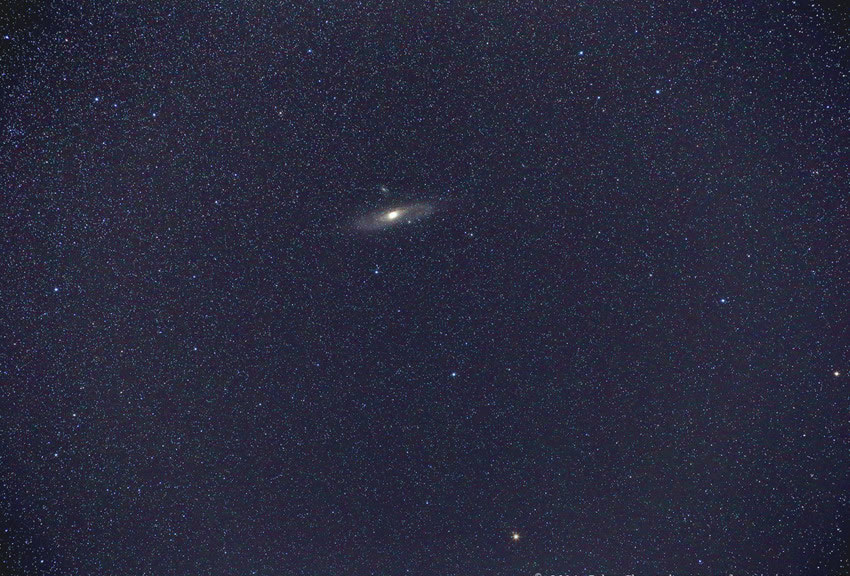 M32星系中心发现超大质量黑洞“踪迹”