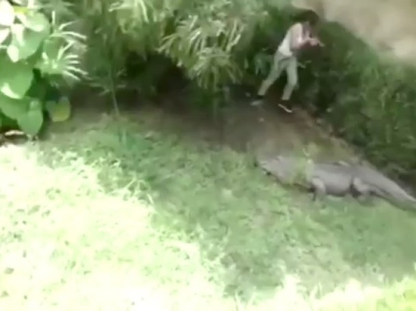 ����ͻȻ�ƶ����壬��ҧ����Ů���������ǽ���ߡ�