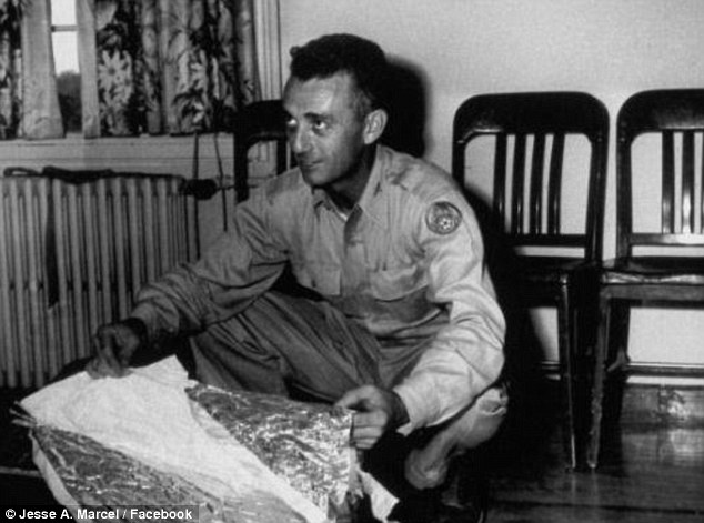 �����������鱨��Ա������(Jesse Marcel)��У����һ�����ٵ��ֳ����ӣ����ػ�һ��Ѷ����ػ��ؼ��顣