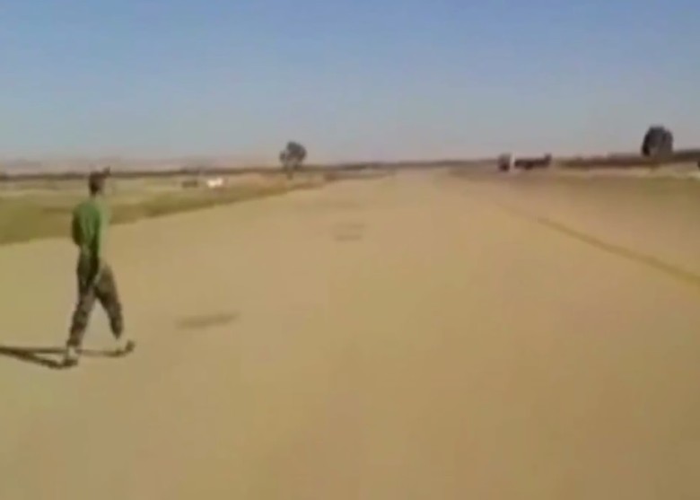 男子施然地在跑道上行走,附近未见任何飞机升降。