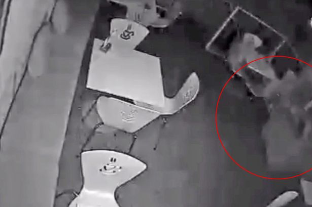 画面右边出现一团如烟雾的物体(红圈示)。