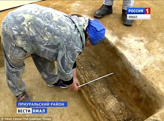 电台工作人员在现场拍摄照片。考古学家在移动该残骸前,对其进行过大量研究,以便更好保存遗体以待研究。