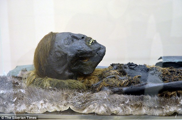 在神秘的泽莱尼-亚尔遗址,考古学家曾发掘出其它5具木乃伊,其中包括全身覆有铜丝和软毛的红头发男人,其随葬物还有一把铁制短柄小斧。