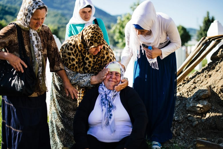 一名妇人忆起至亲惨死,情绪显得崩溃。