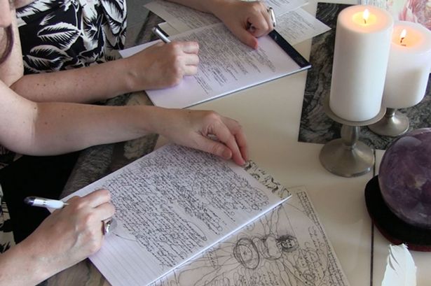 二人指鬼魂会“上身”,控制她们双手写出多个预言。