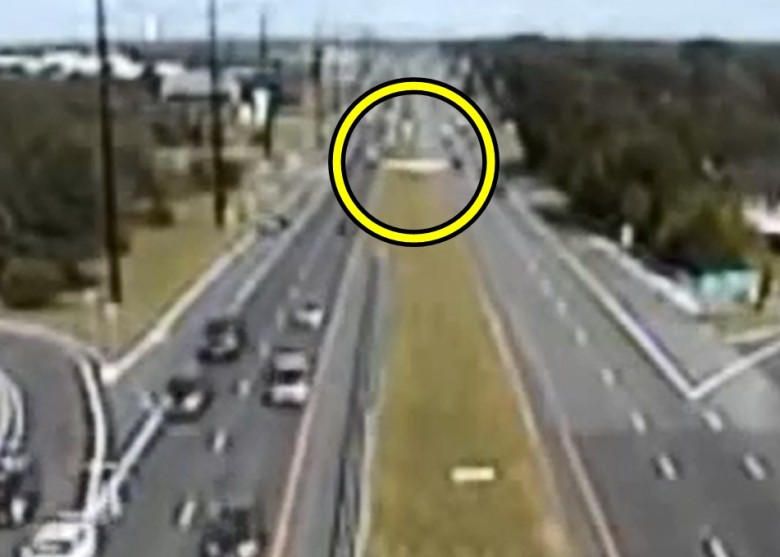 С�ͷɻ�����Ȧ������ڹ�·����Ĳ�Ƥ���䡣