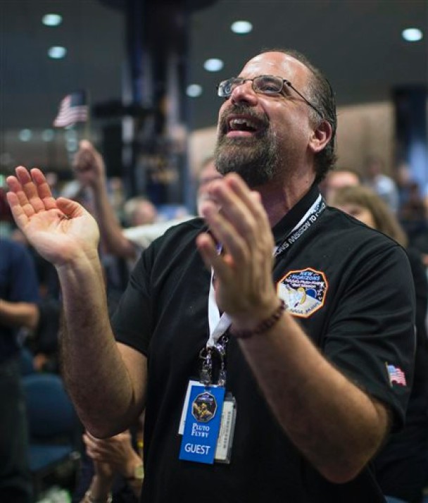 科学家庆祝新视野号达成任务