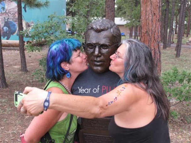 妇人亲吻汤博塑像