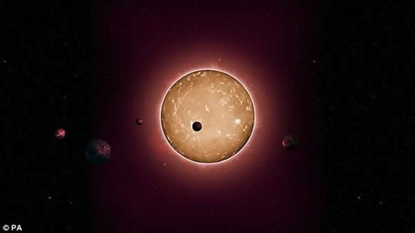 开普勒- 444的艺术构想图。距离地球17光年,112亿岁,在宇宙刚刚产生之后诞生,包括5个地球大小的行星。行星绕恒星运动在恒星形成了暗点。