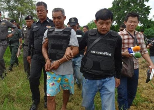 警方拘捕涉事的农民(左二)。