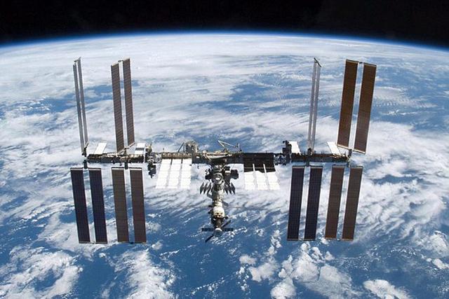 在美国宇航局的声明中提到,空间站由于太空碎片的缘故而暂停活动,待一切正常后宇航员才离开逃生舱进入空间站