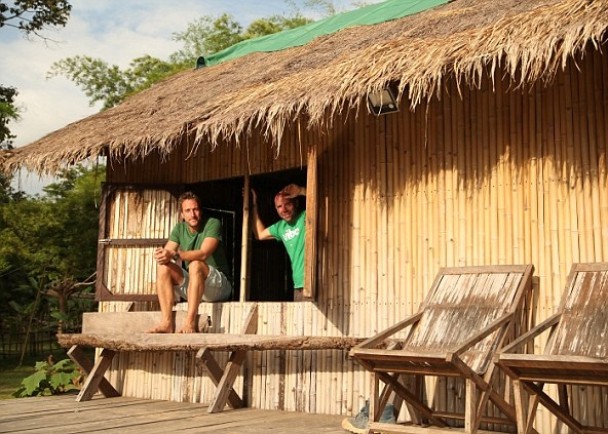 沃特金森(右)每天居住在竹屋,过着简单的生活。