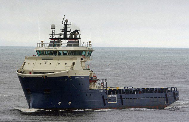 摄影师在苏格兰海域拍摄到一群海豚围绕轮船嬉戏的画面