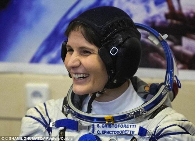 德国科学家对三位宇航员执行太空任务前后进行了扫描分析,结果发现在太空环境度过6个月他们的皮肤会变薄20%,这是人体衰老的一种现象。