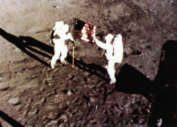 阿姆斯特朗和奥尔德林成功登月,为人类航天史写下新一页。