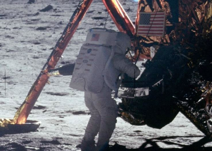 阿姆斯特朗乘搭太阳神11号登月,成为登月首人。