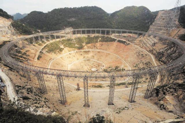 FAST射电望远镜位于贵州省西南部的群山之中