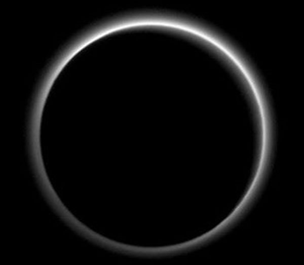 新视野号传回的最新照片显示冥王星上有氮、一氧化碳与甲烷组成的冰河、山峰以及大量的霾雾