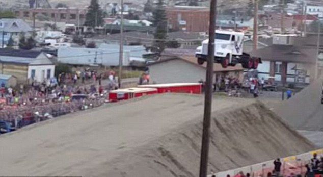 美国男子格雷格•戈弗雷(Gregg Godfrey)驾卡车飞越51米长鸿沟刷新世界纪录