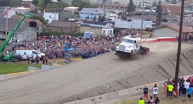 美国男子格雷格•戈弗雷(Gregg Godfrey)驾卡车飞越51米长鸿沟刷新世界纪录