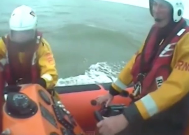 Сͧ���º󣬾�Ԯ��Ա����ǰ��ʩԮ��