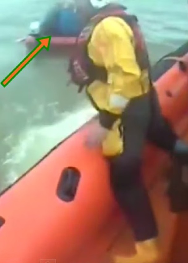 ��Ԯ��ԱŬ������������Сͧ�ľ��룬���ճɹ����ˡ�