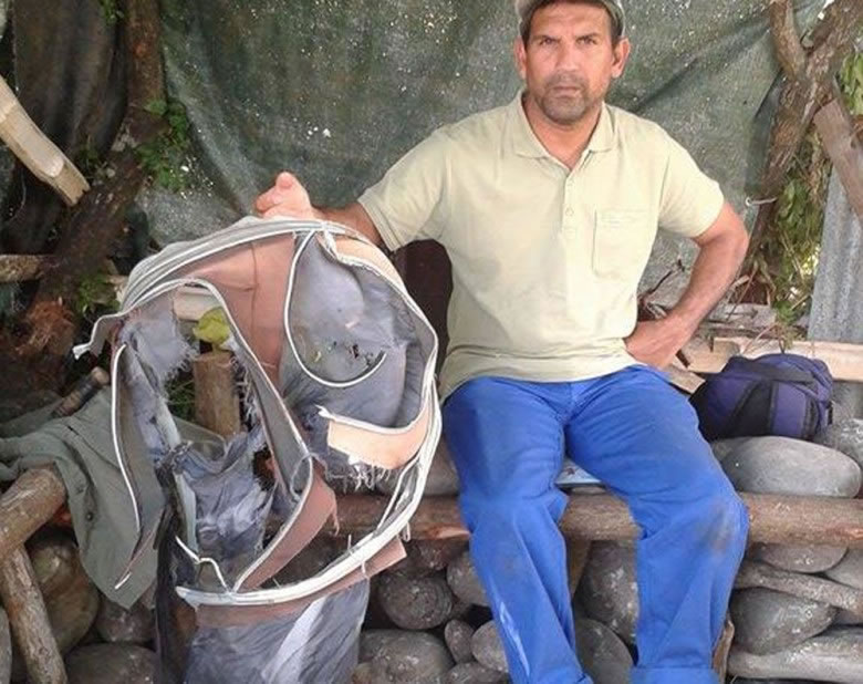 留尼汪岛一名男子发现怀疑从MH370客机掉下来的行李箧。