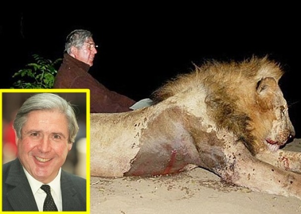 肖利与血淋淋的狮尸合照于2011年曝光