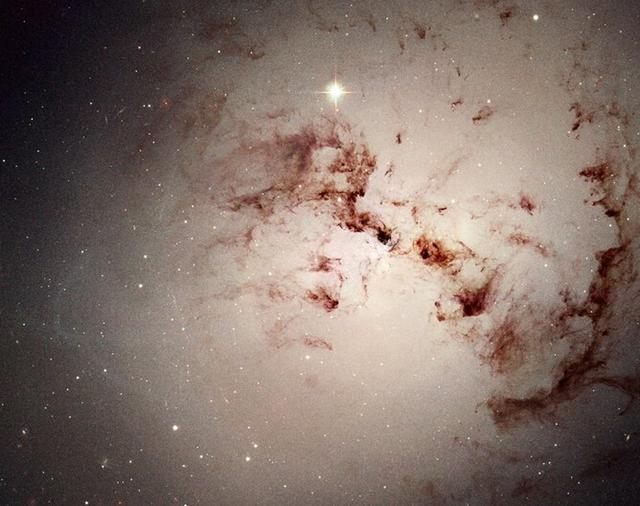 ͼ��NGC 1316������Բ��ϵ�ܿ�����������������ѻ���