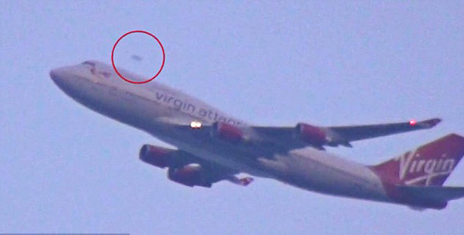 美国纽约肯尼迪机场上空惊现UFO高速超过正在起飞的客机