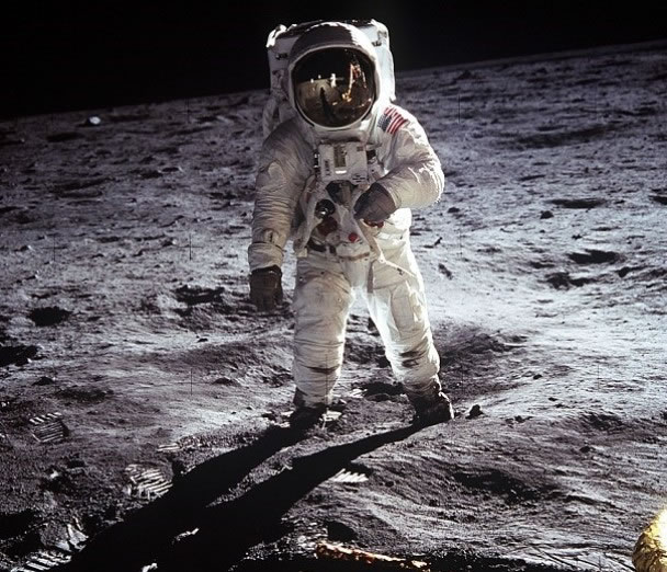 1969������ɹ����£�д��������ʷ��һҳ��