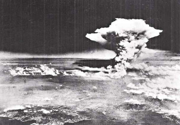 日本广岛于二战时期被投掷原子弹,炸出蘑菇云。
