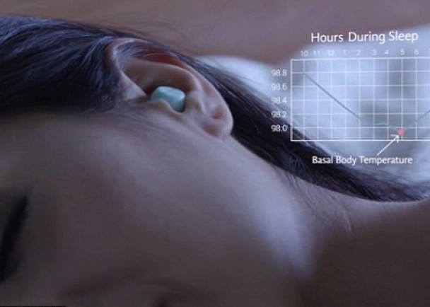 用家佩戴耳机入睡,耳机会每晚自动量体温70次。