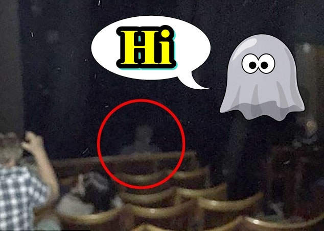 卡曼拍下的照片,可见教堂椅子上有一“鬼影”。