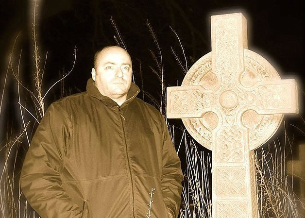 赫德森带领捉鬼团夜访教堂