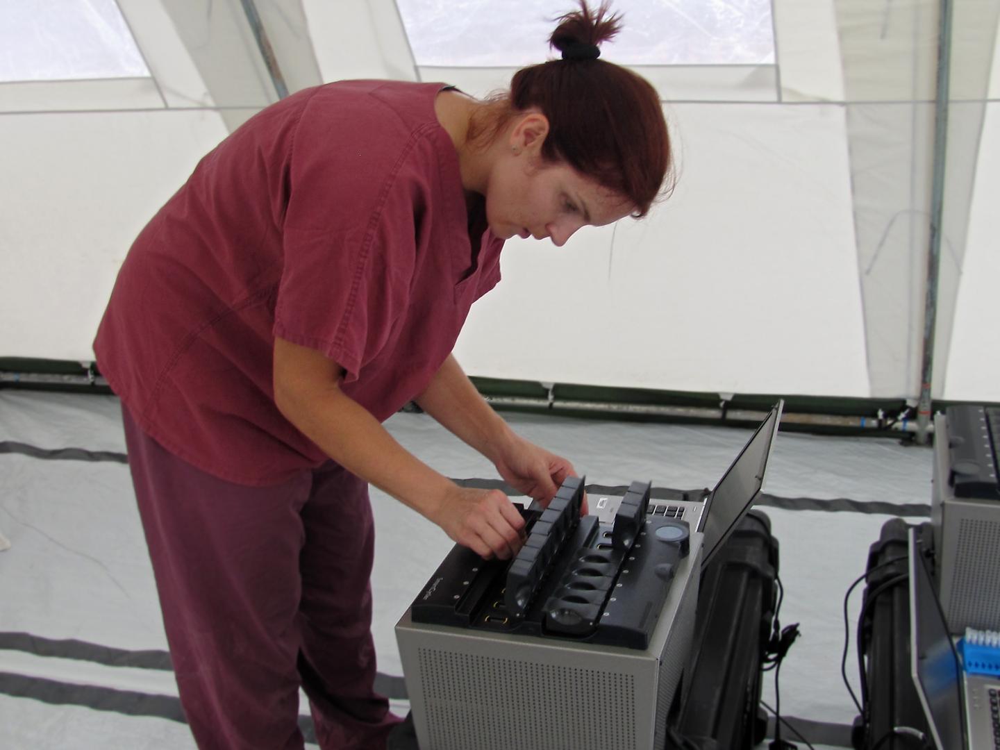 在Andrea Marzi等人所做的一项研究中,他们在感染埃博拉病毒之前28天、21天、14天、7天和3天给猕猴群组接种了VSV-EBOV;猕猴所感染的是埃博拉