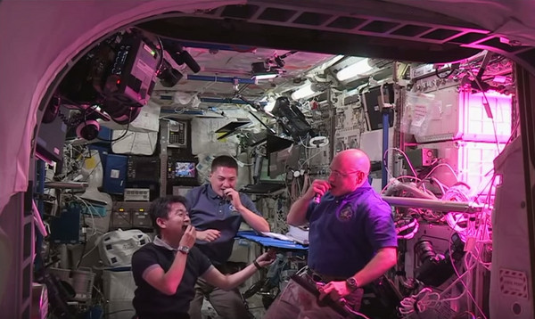 国际太空站宇航员首度品尝到在太空种植的蔬菜